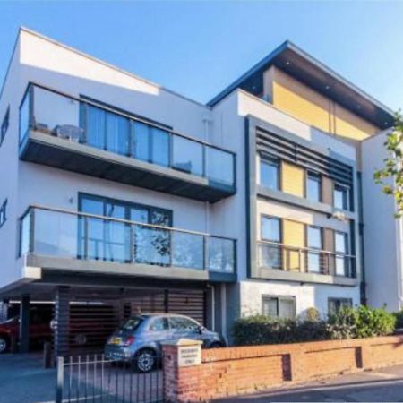 Charming 2-Bed Apartment In Christchurch Christchurch  Bagian luar foto